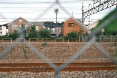 金網と線路の先