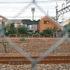 金網と線路の先