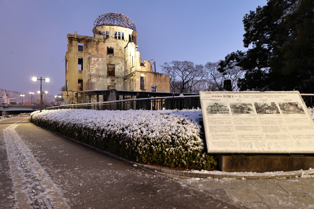 昨夜から原爆ドームに雪が残る！早朝