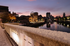 昨夜から原爆ドームに雪が残る！早朝