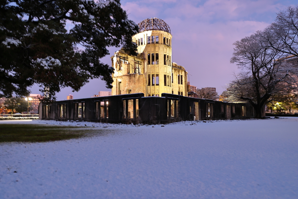 昨夜から原爆ドームに雪が残る！早朝