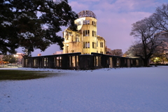 昨夜から原爆ドームに雪が残る！早朝