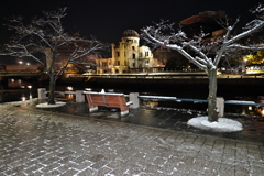 昨夜から原爆ドームに雪が残る！早朝