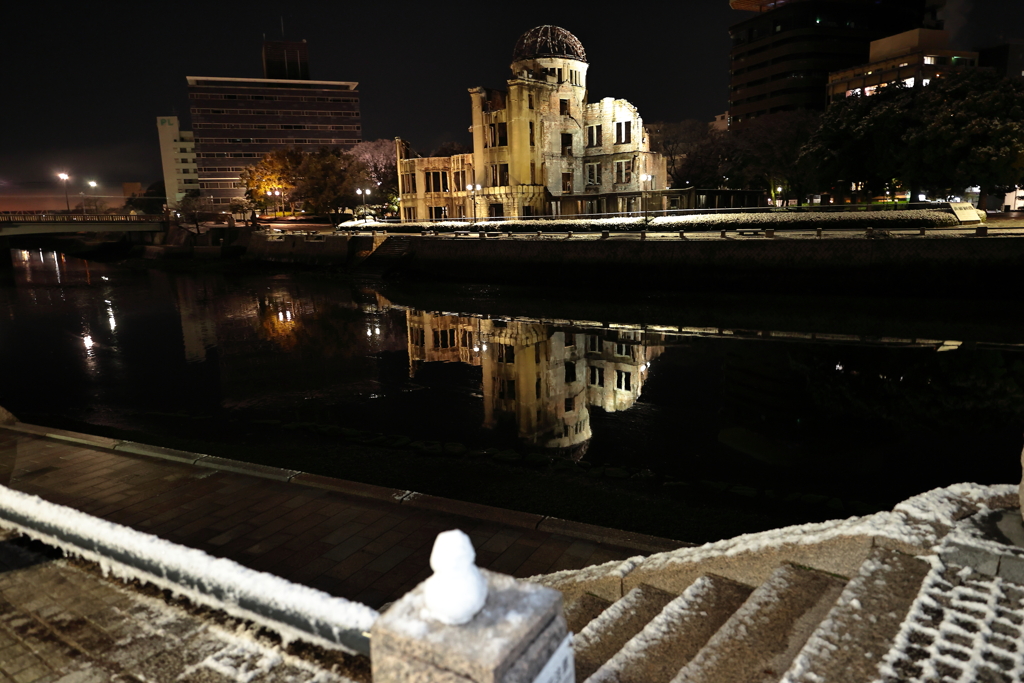 昨夜から原爆ドームに雪が残る！早朝