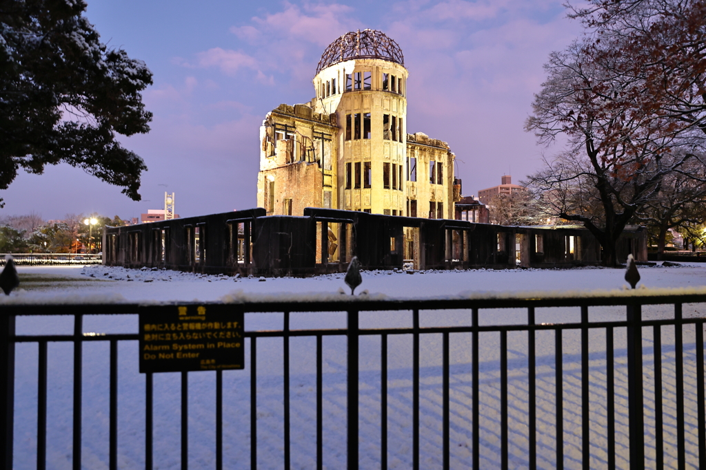 昨夜から原爆ドームに雪が残る！早朝