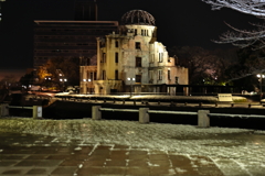 昨夜から原爆ドームに雪が残る！早朝