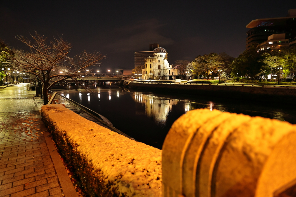 昨夜から原爆ドームに雪が残る！早朝