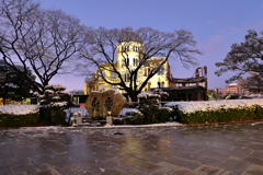 昨夜から原爆ドームに雪が残る！早朝