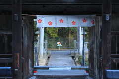 門の先には。。。