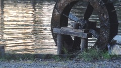 夕闇に静かに回る