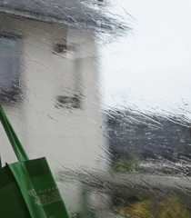 雨の窓
