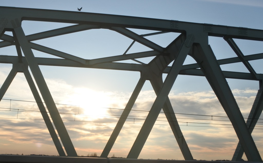 鉄橋の朝日