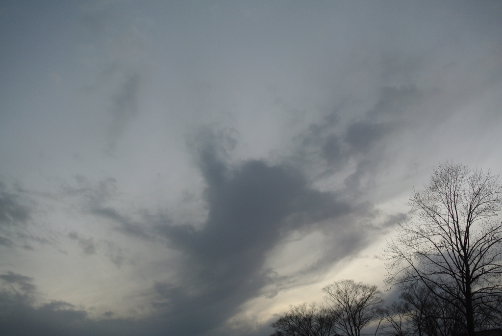 襲いかかる夕雲