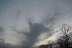 襲いかかる夕雲