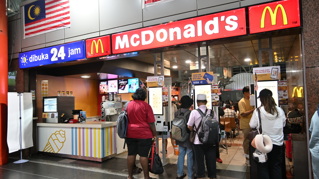 旧マクドナルド看板とタッチパネル