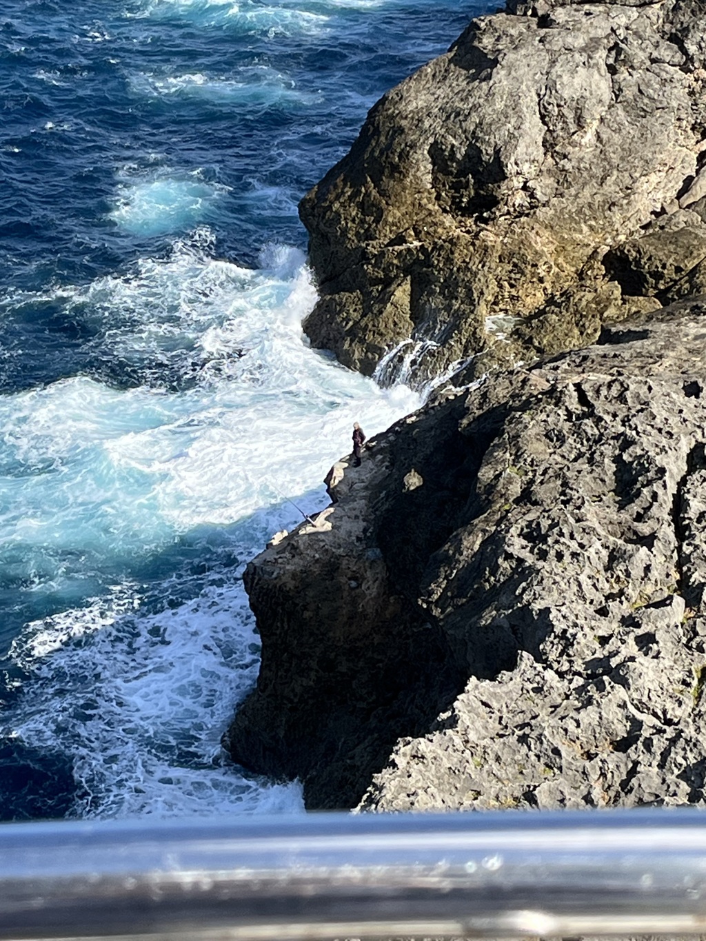 崖の上の釣り人