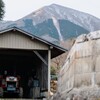 山とトラクター