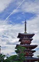 飛行機雲と西塔