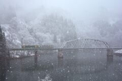 厳朝ノ鉄路ヲ軋ム