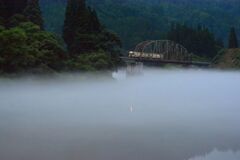 川霧の静流を渡る鉄の路