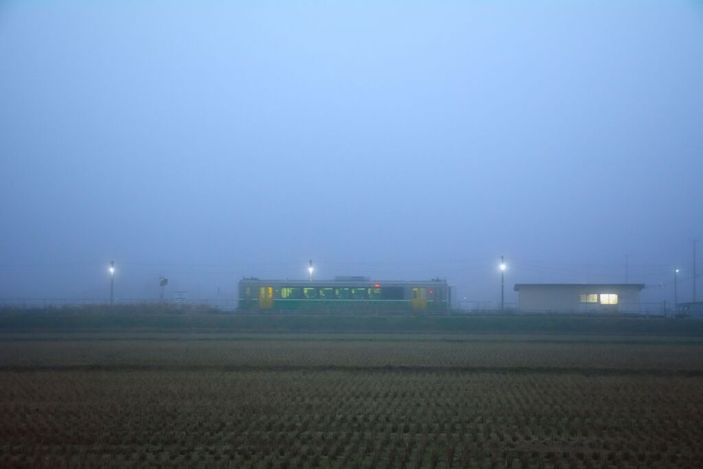 霧の単線始発無人駅