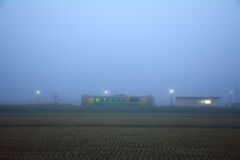 霧の単線始発無人駅