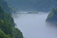 川霧の静流を渡る鉄の路