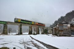 けふも小雪の降りしきる
