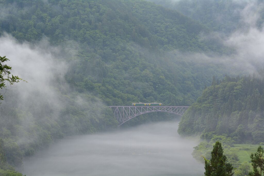 川霧立つ