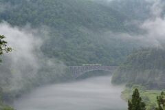 川霧立つ