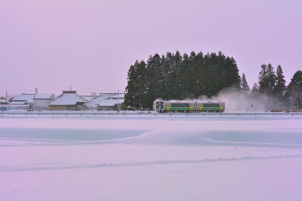 厳朝ノ鉄路ヲ軋ム