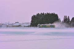 厳朝ノ鉄路ヲ軋ム