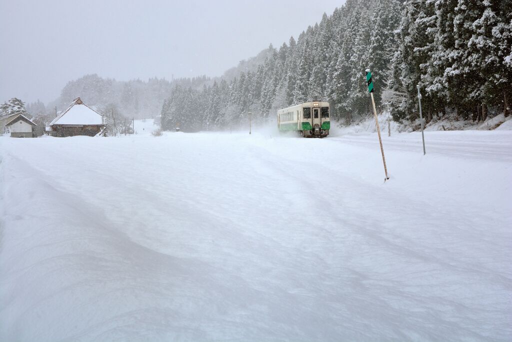 けふも小雪の降りしきる