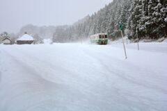 けふも小雪の降りしきる