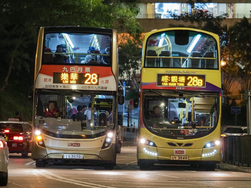 右折の流し撮りができなかったけど、28と28B系統の並びに...