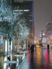 雪夜のネオン街へ