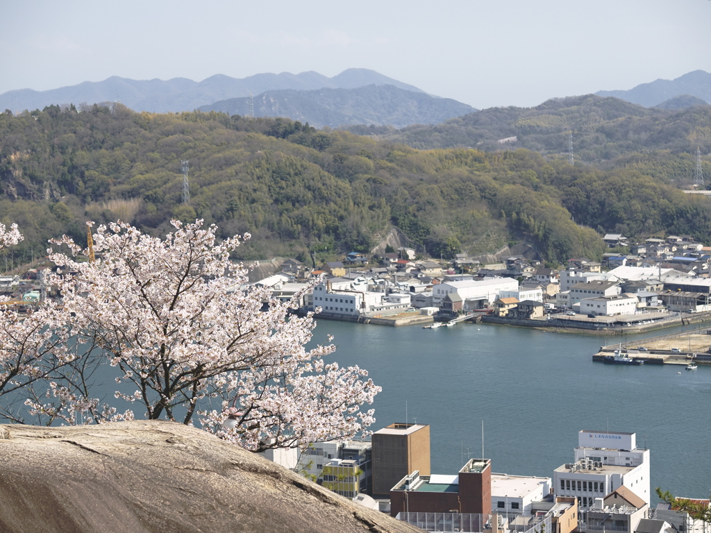 海の見える街