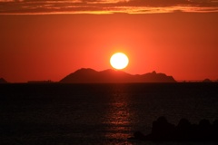 島に沈む夕陽③