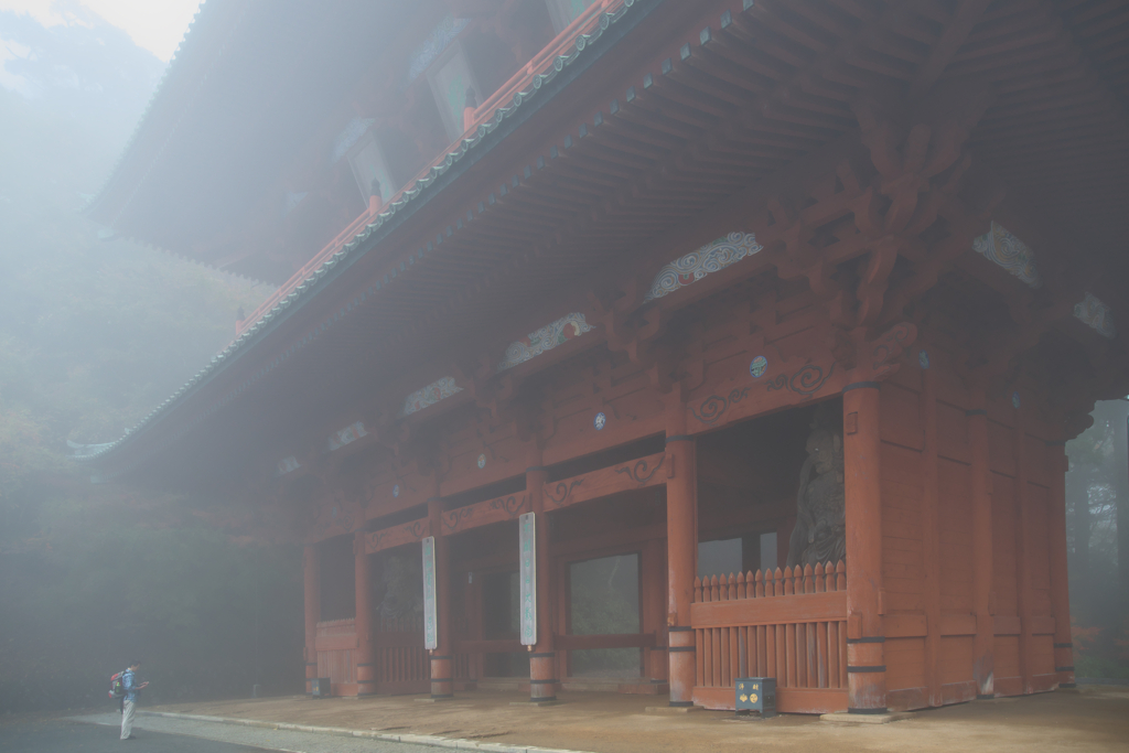 霧の高野山大門