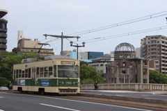 原爆ドームと広電700形703号車