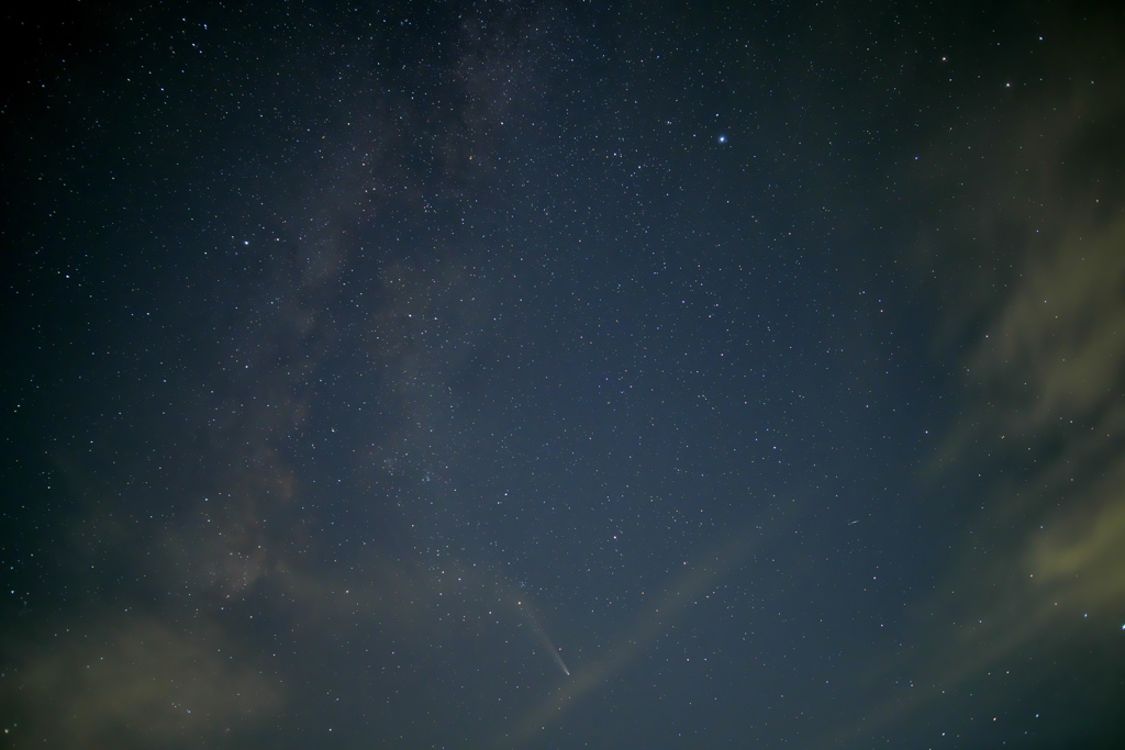 紫金山・アトラス彗星と天の川