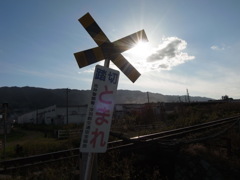 吉井町　踏切にて
