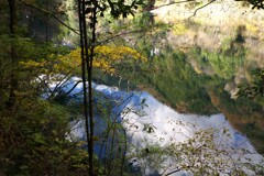 水面の山影