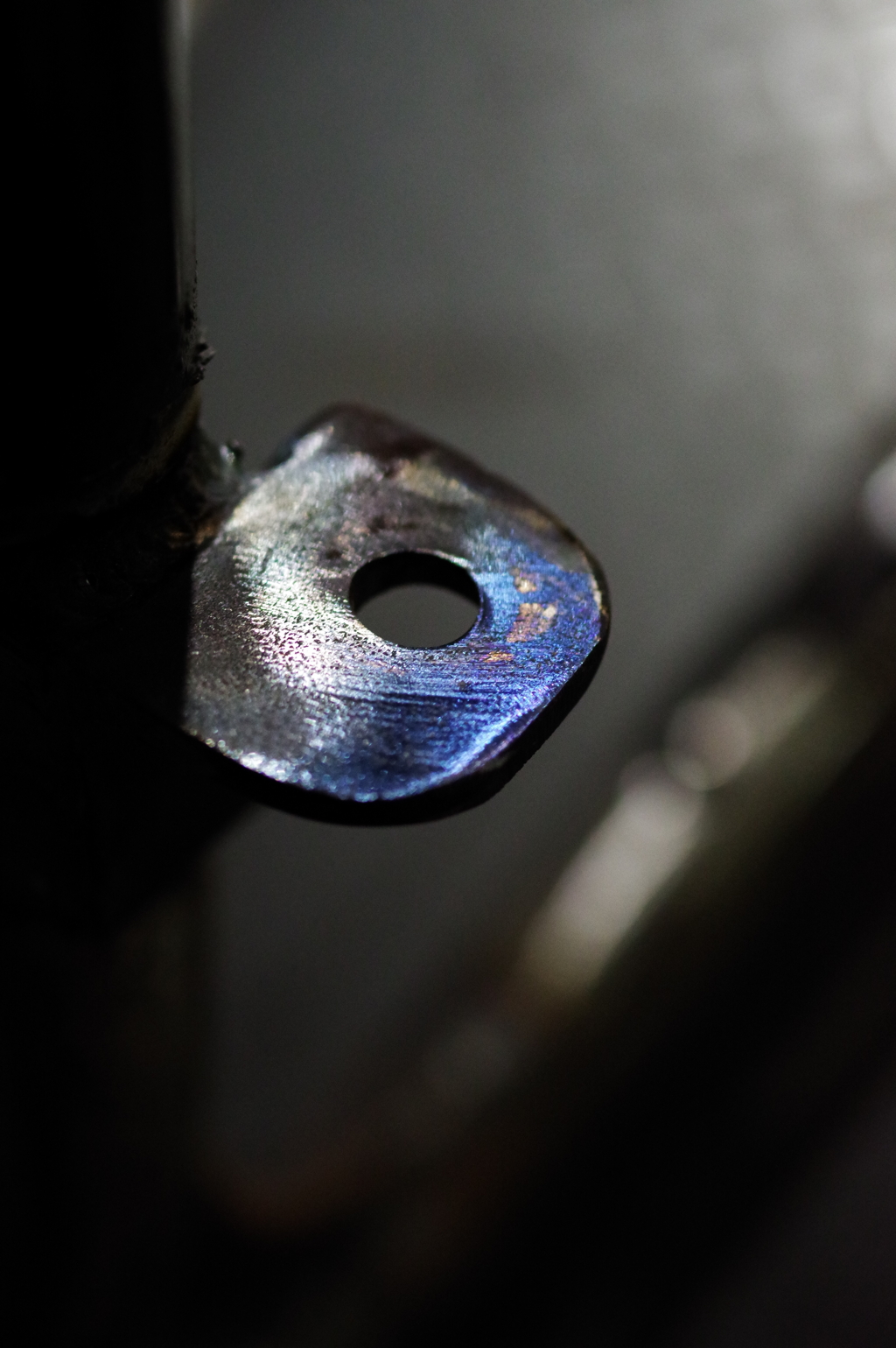 溶接で焼けた鉄の青