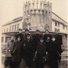 映画鑑賞する大学生たち