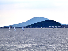 可也山と今津湾に浮かぶヨット