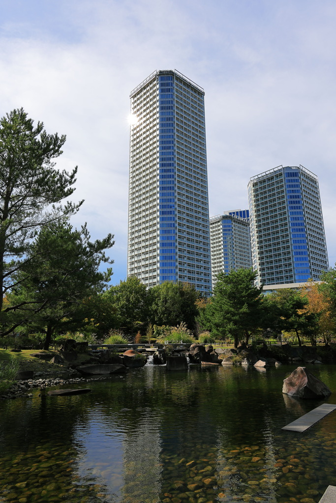 マンションと池