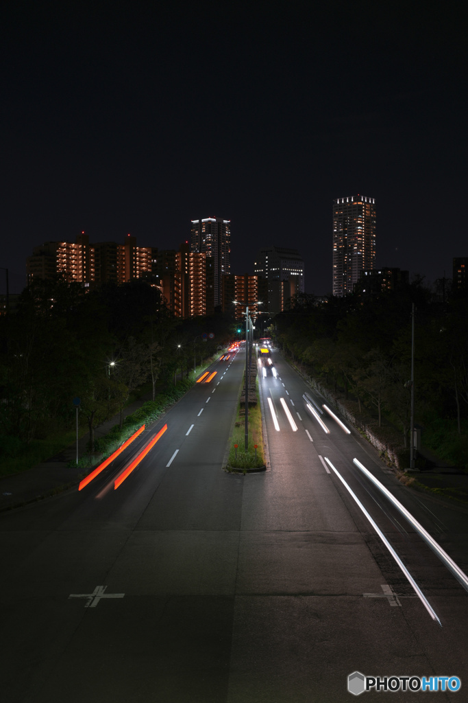 夜のビルと道路