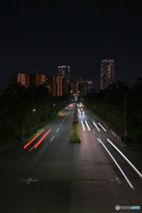 夜のビルと道路