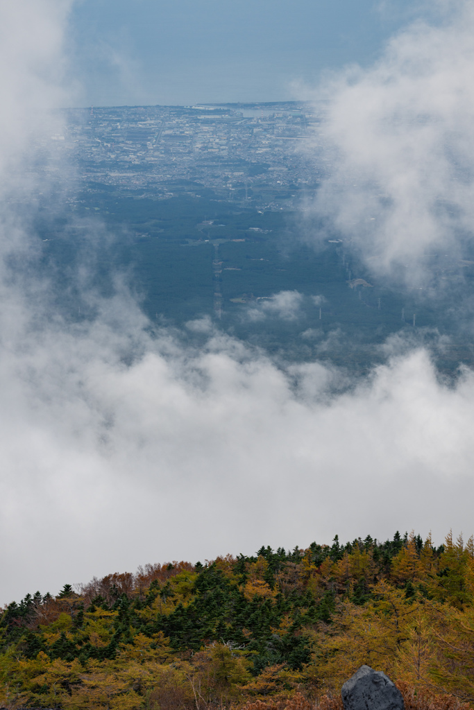 雲、街、紅葉